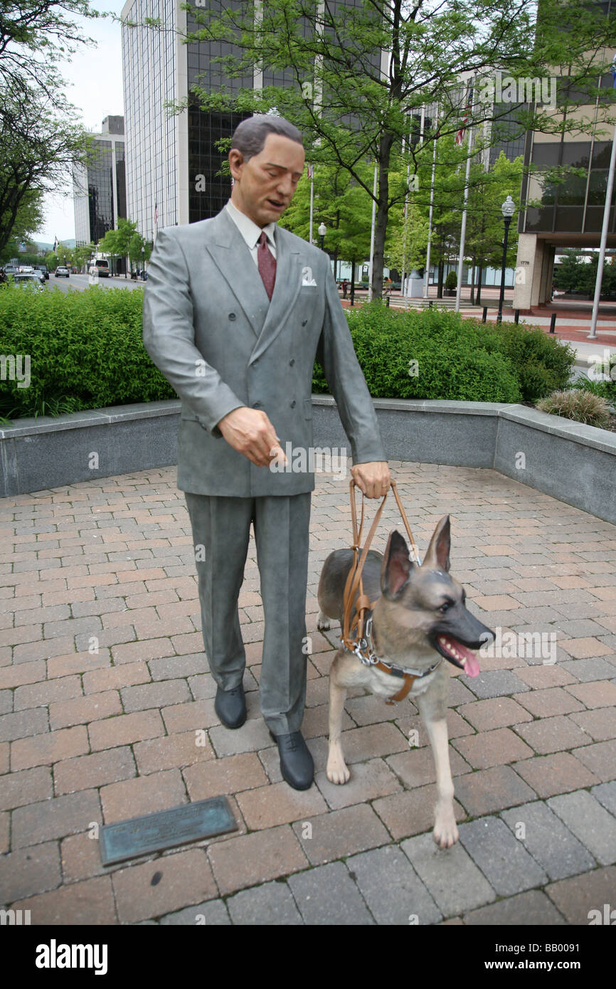Statue der sehende Auge Gründer Morris Frank und seinen Blindenhund, Buddy, in der Nähe von Morristown grün. Morristown, NJ Morris County, usa Stockfoto