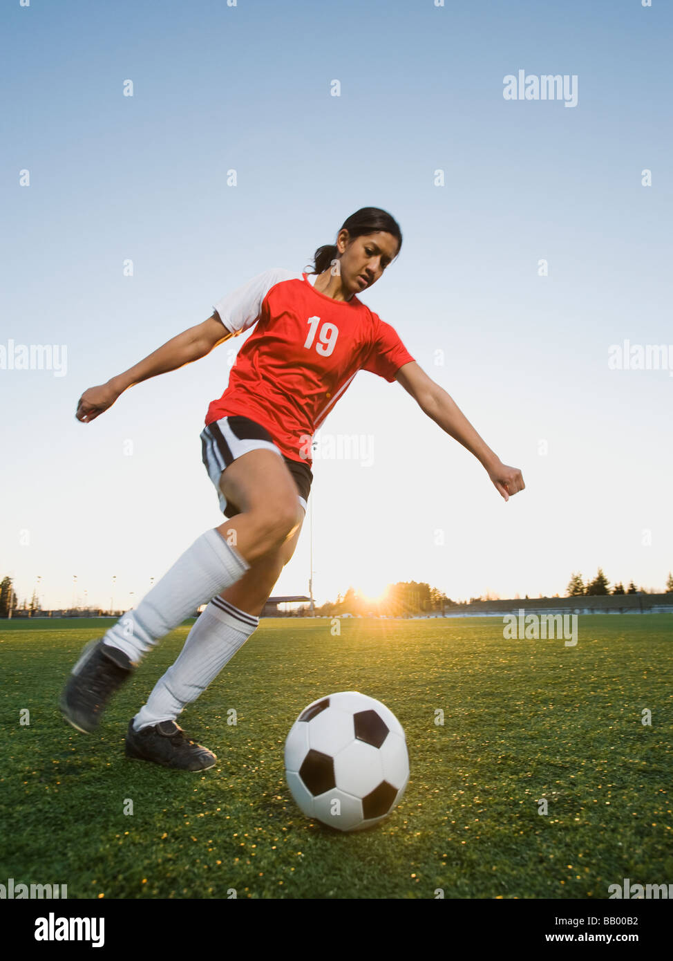 Gemischte Rassen Frau treten Fußball Stockfoto