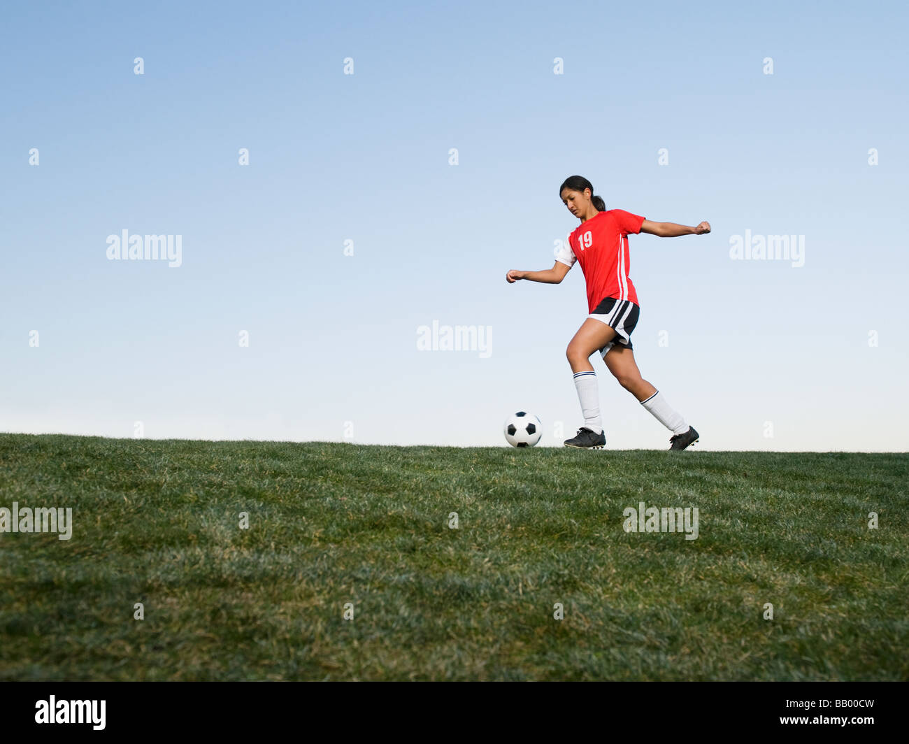Gemischte Rassen Frau treten Fußball Stockfoto