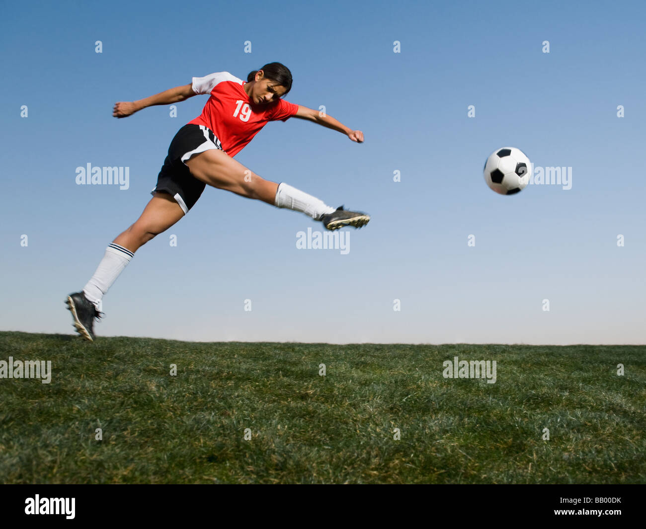 Gemischte Rassen Frau treten Fußball Stockfoto