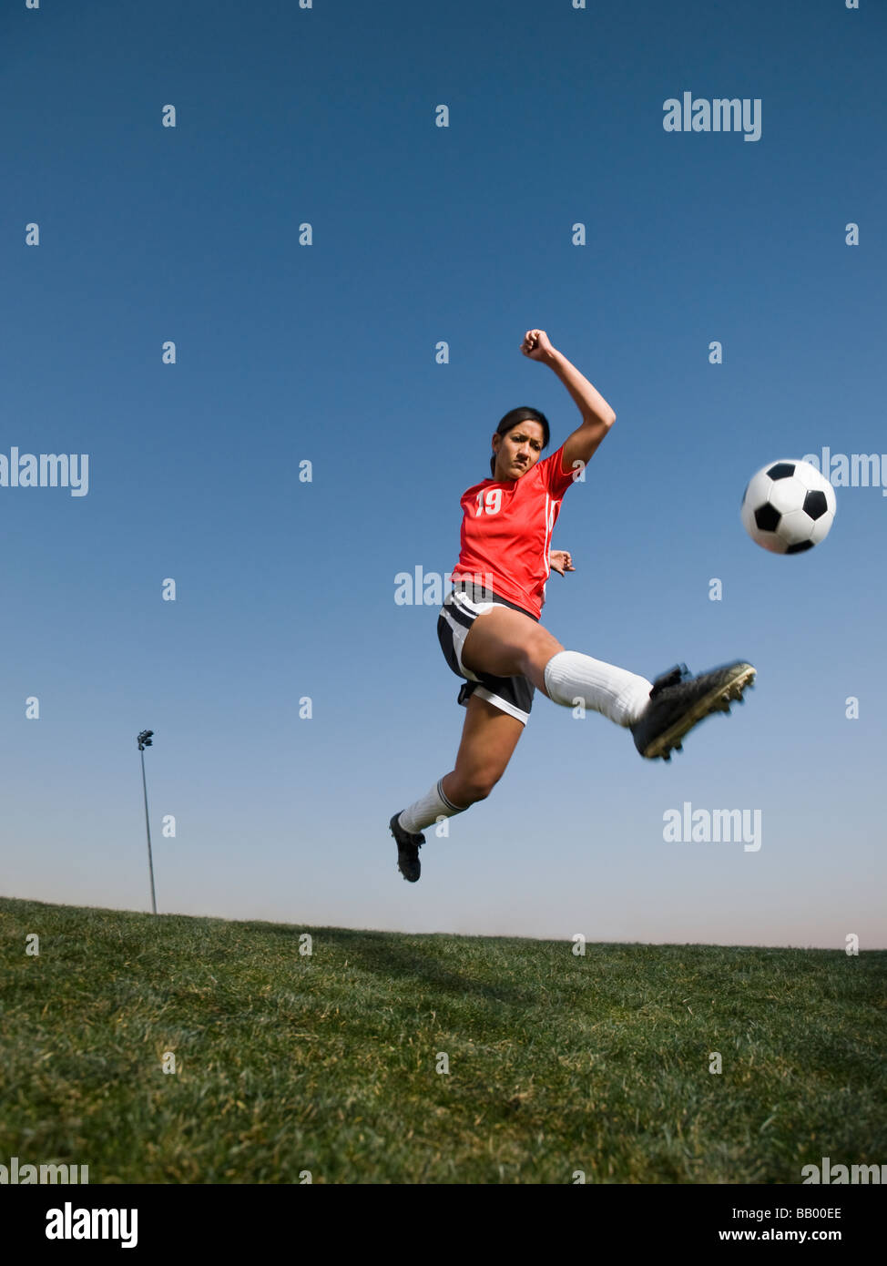 Gemischte Rassen Frau treten Fußball Stockfoto