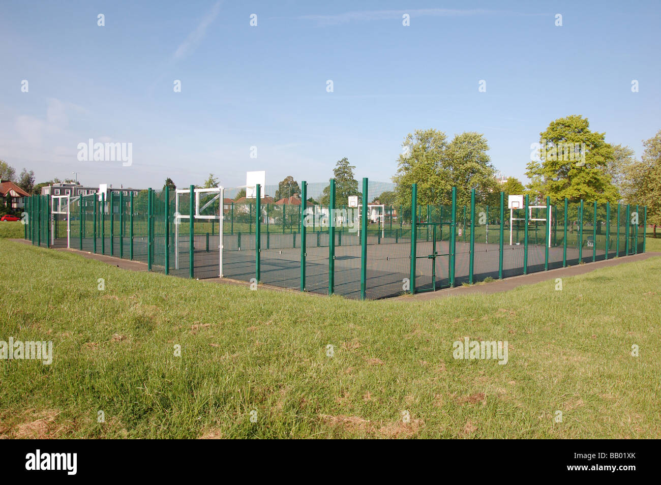 Ein weiten Blick auf dem Basketballfeld Truppenübungsplatz in Roe Green Park Spielplatz, Kingsbury, London, England, Uk Stockfoto