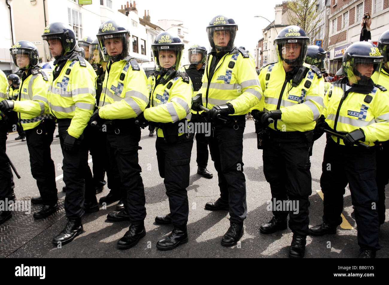 Polizisten im Einsatz bei der Mayday-Protesten in Brighton dieser Feiertag Stockfoto