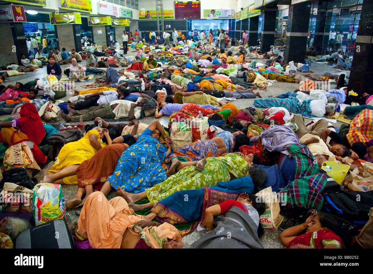 Menschen schlafen während des Wartens auf ihre Züge in New Delhi Railway Station in Delhi Indien Stockfoto