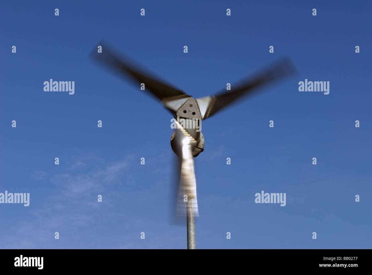 6kW Windkraftanlage hergestellt durch bewährte Energie, Losgelassenheit Strom an einer Schule, Hadleigh, Suffolk, UK. Stockfoto