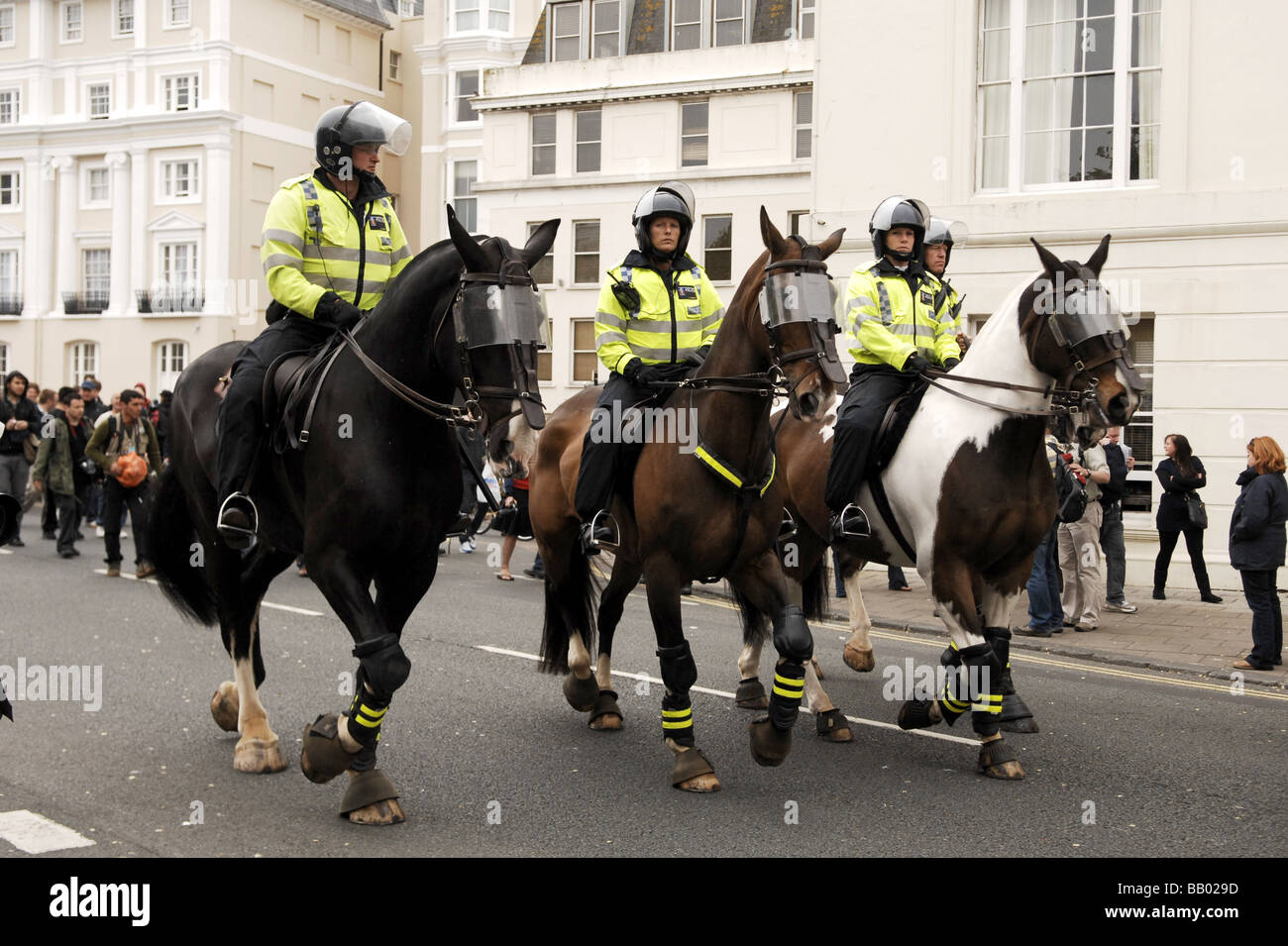 Polizei auf dem Pferderücken im Dienst an der Mayday-Proteste in Brighton UK Stockfoto