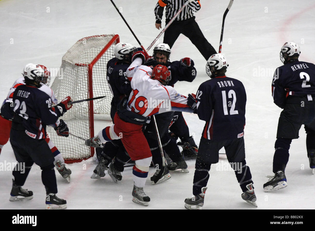 Kämpfen Sie in einem U18 Eishockey Spiel zwischen den USA und Russland. Stockfoto