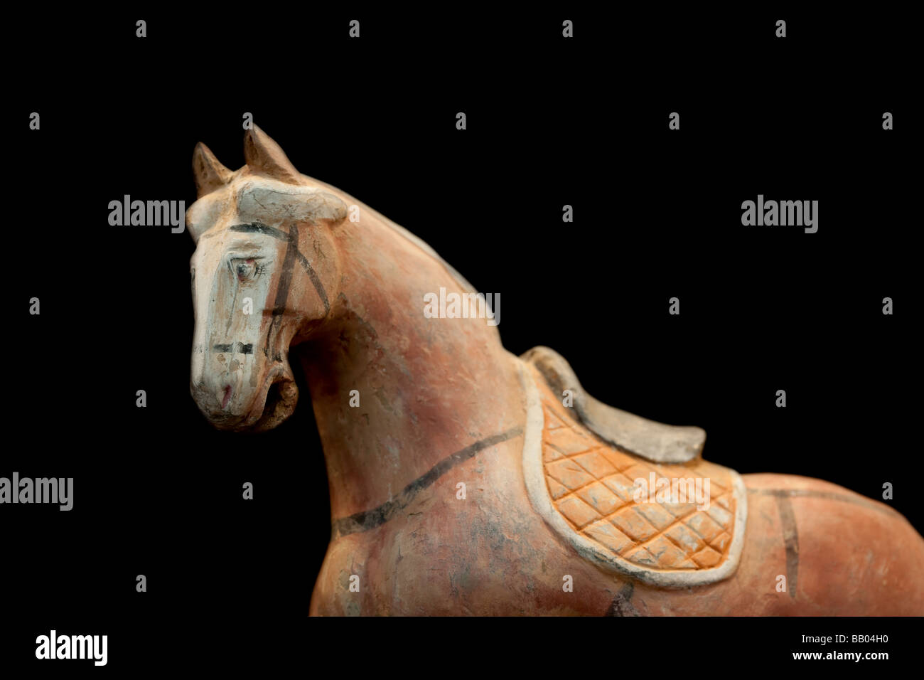 antikes chinesisches Pferd Ton-Skulptur / Statue auf einem schwarzen  Hintergrund Stockfotografie - Alamy