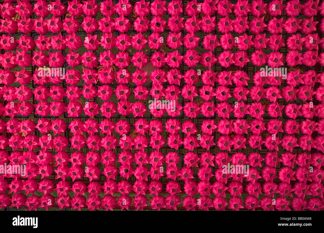 Lotus-Laternen hängen von der Decke der Gebetsraum im Seongju Tempel in Changwon, Süd-Gyeongsang Provinz, Südkorea. Stockfoto