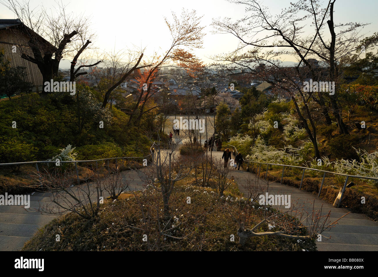 Treppen, die im Frühjahr zum Ryozen Kwannon Tempel, Kyoto JP, führen Stockfoto