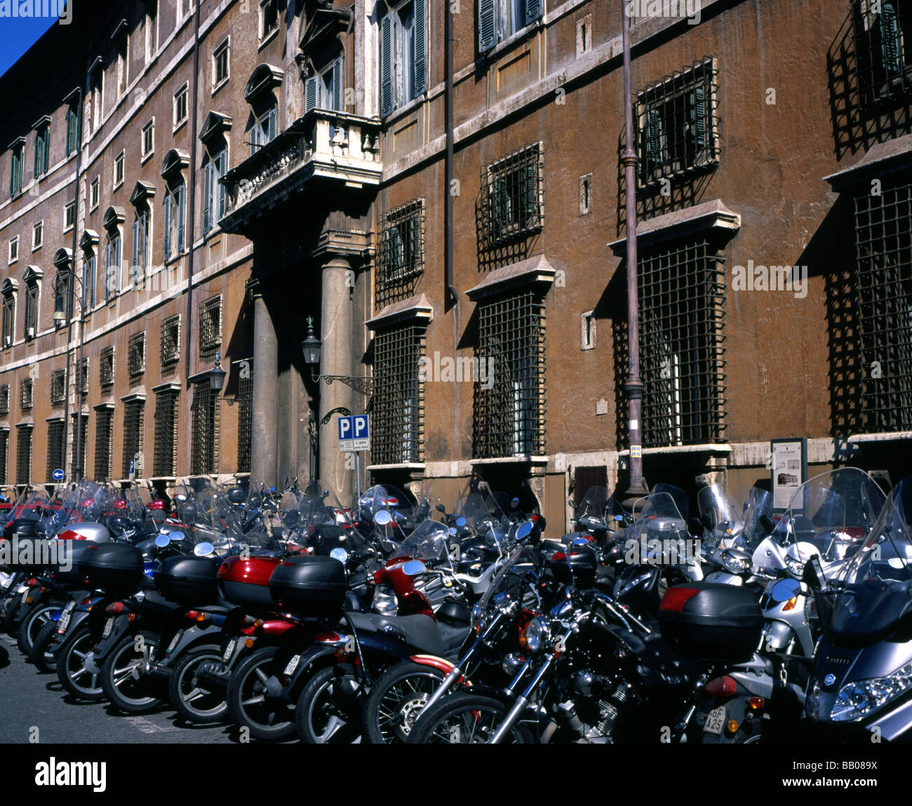 Motorräder, Vespas und Rollern geparkt auf der Straße, Rom Italien Stockfoto