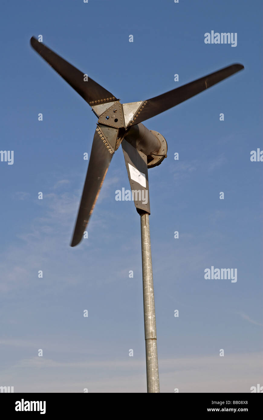 6kW Windkraftanlage hergestellt durch bewährte Energie, Losgelassenheit Strom an einer Schule, Hadleigh, Suffolk, UK. Stockfoto