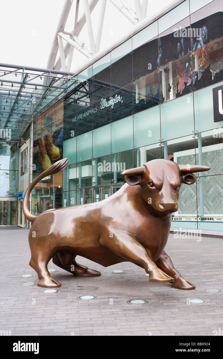 Die Stier-Skulptur in Birmingham Bullring Shopping centre Stockfoto