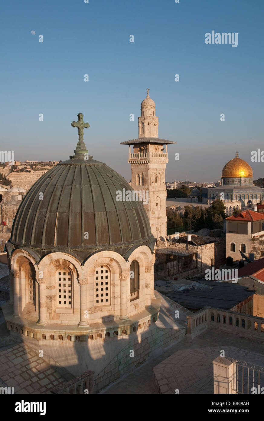 Israel. Altstadt von Jerusalem. Ecce Homo-Kuppel mit Haube des Felsens in bkgd Stockfoto