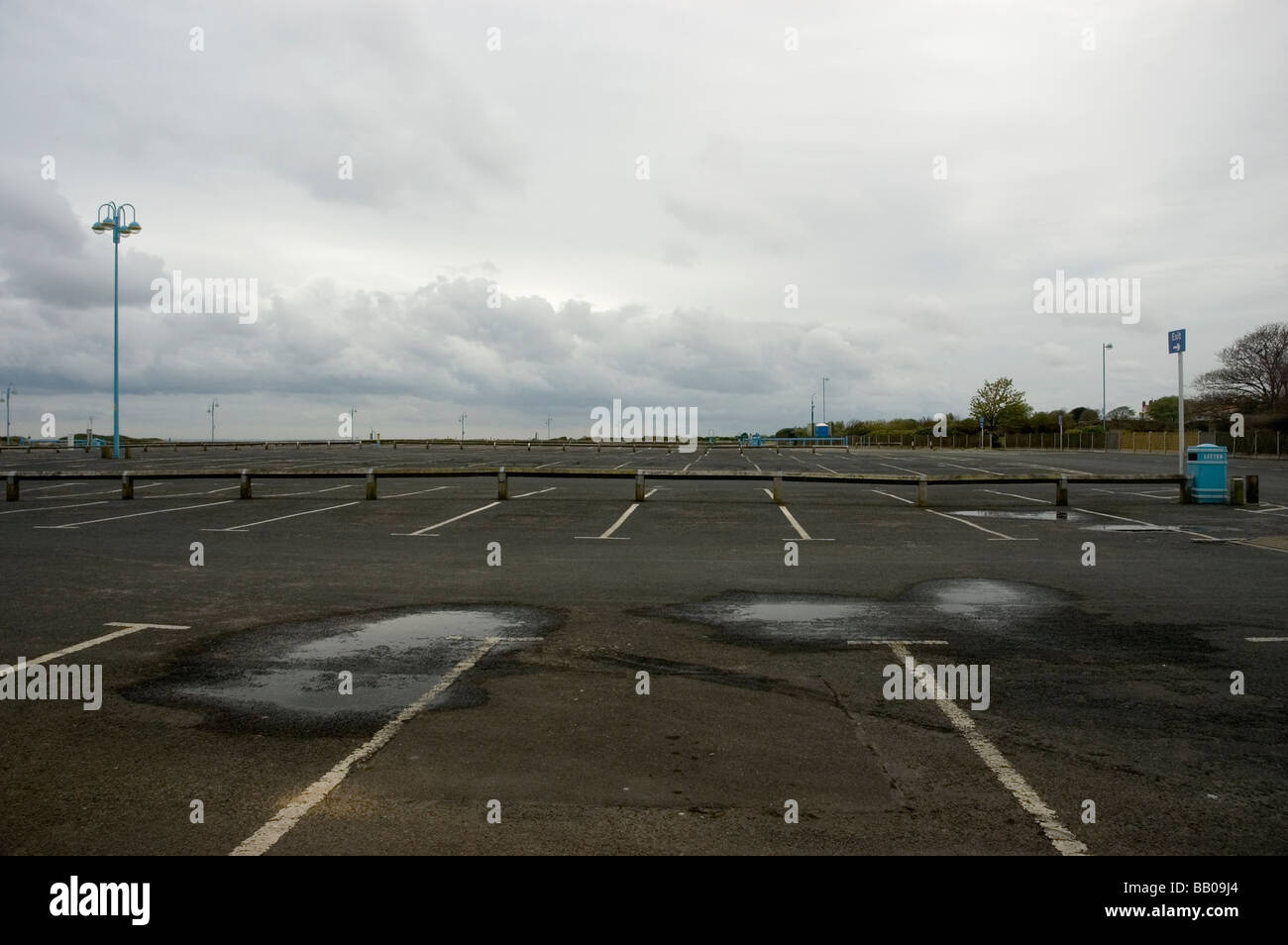 Einen leeren Parkplatz auf Skegness direkt am Meer an einem kalten Feiertag Stockfoto