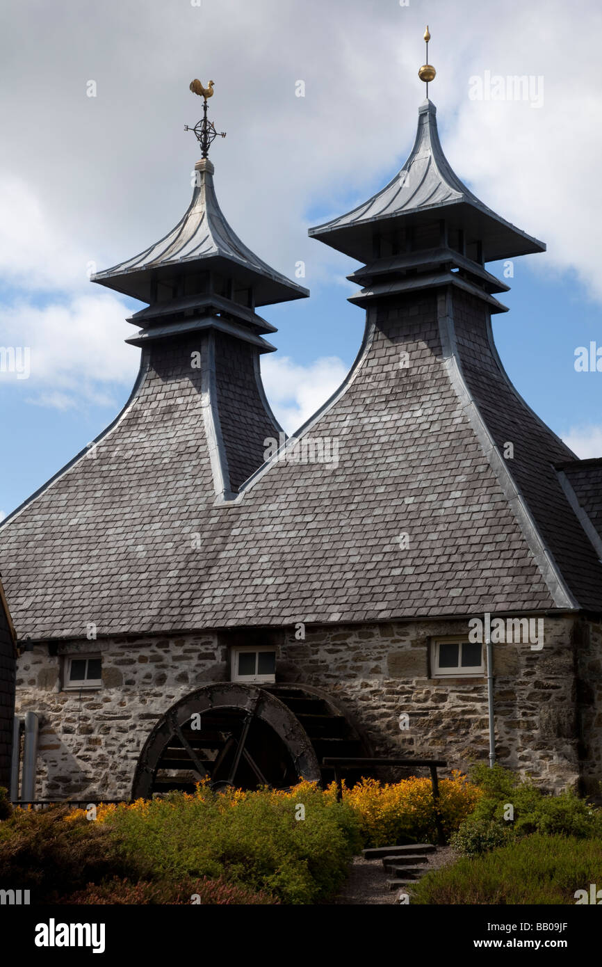 Modernes, großes Distillery Architektur mit Doig, Kuppel, oder Pagode. Der seagram Co Ltd. Schottische Whisky Distillery an Strathisla, Keith, Schottland Großbritannien Stockfoto