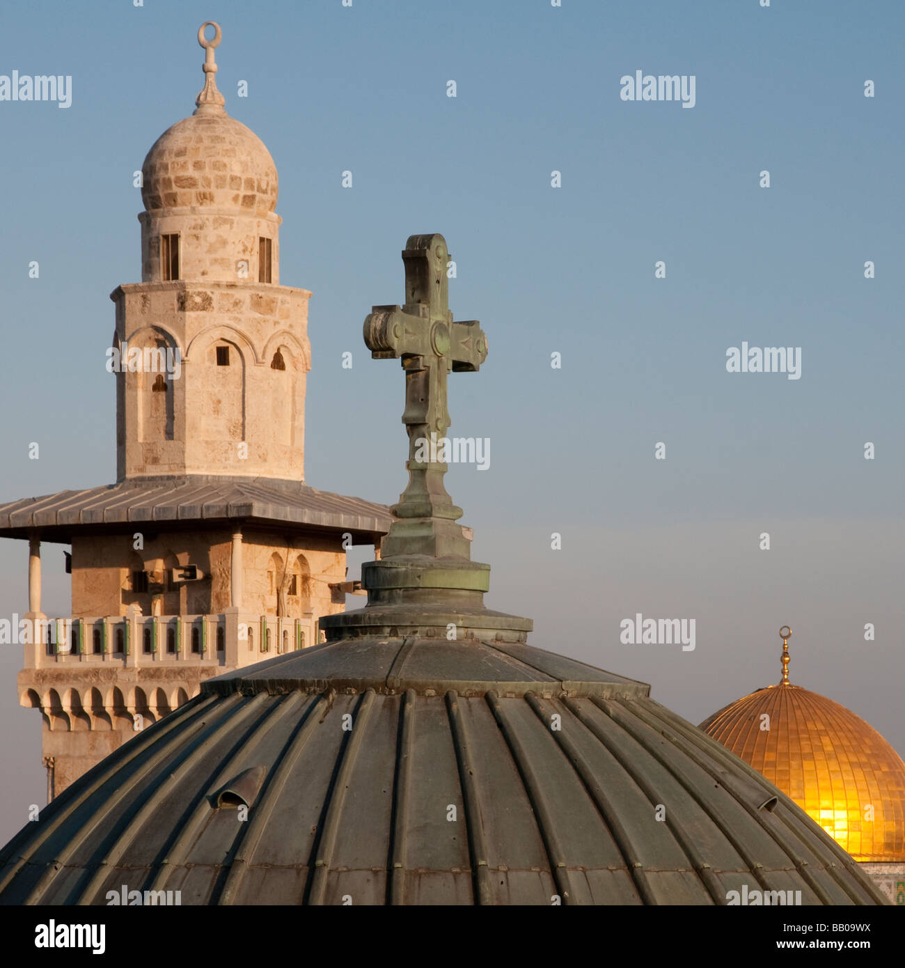 Israel. Altstadt von Jerusalem. Ecce Homo-Kuppel mit Haube des Felsens in bkgd Stockfoto