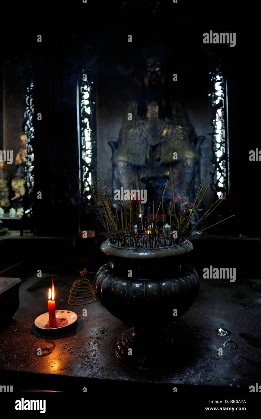 Kerze, Räucherstäbchen und Bildnis im Kaiser-Jade-Pagode (Chua Ngoc Hoang oder Phuoc Hai Tui). Ho-Chi-Minh-Stadt (Saigon), Vietnam Stockfoto