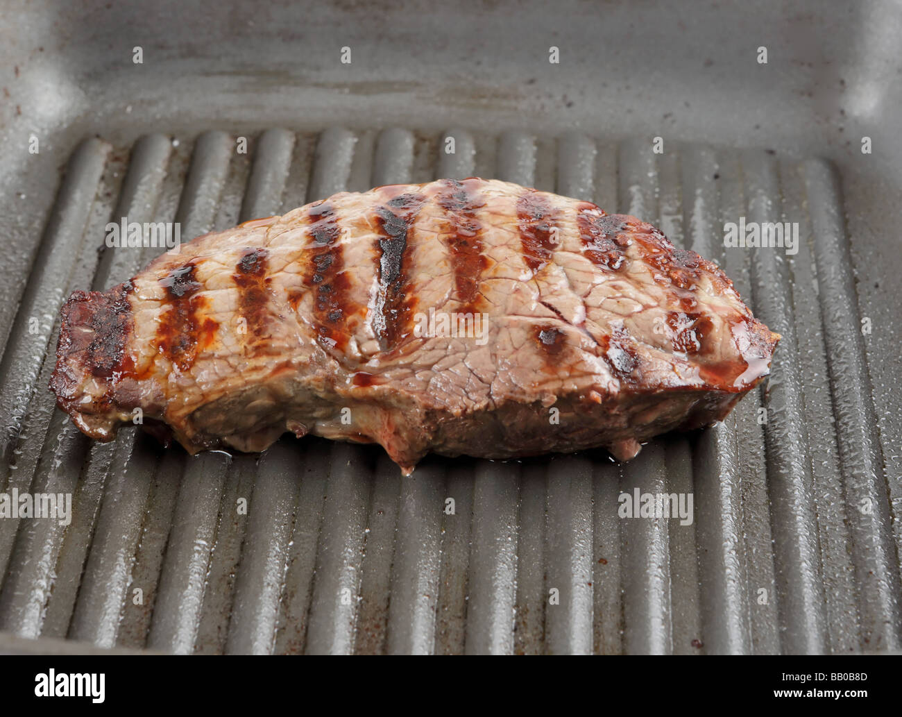 Steak gegrillt in einer Pfanne fertig zum Verzehr Stockfoto