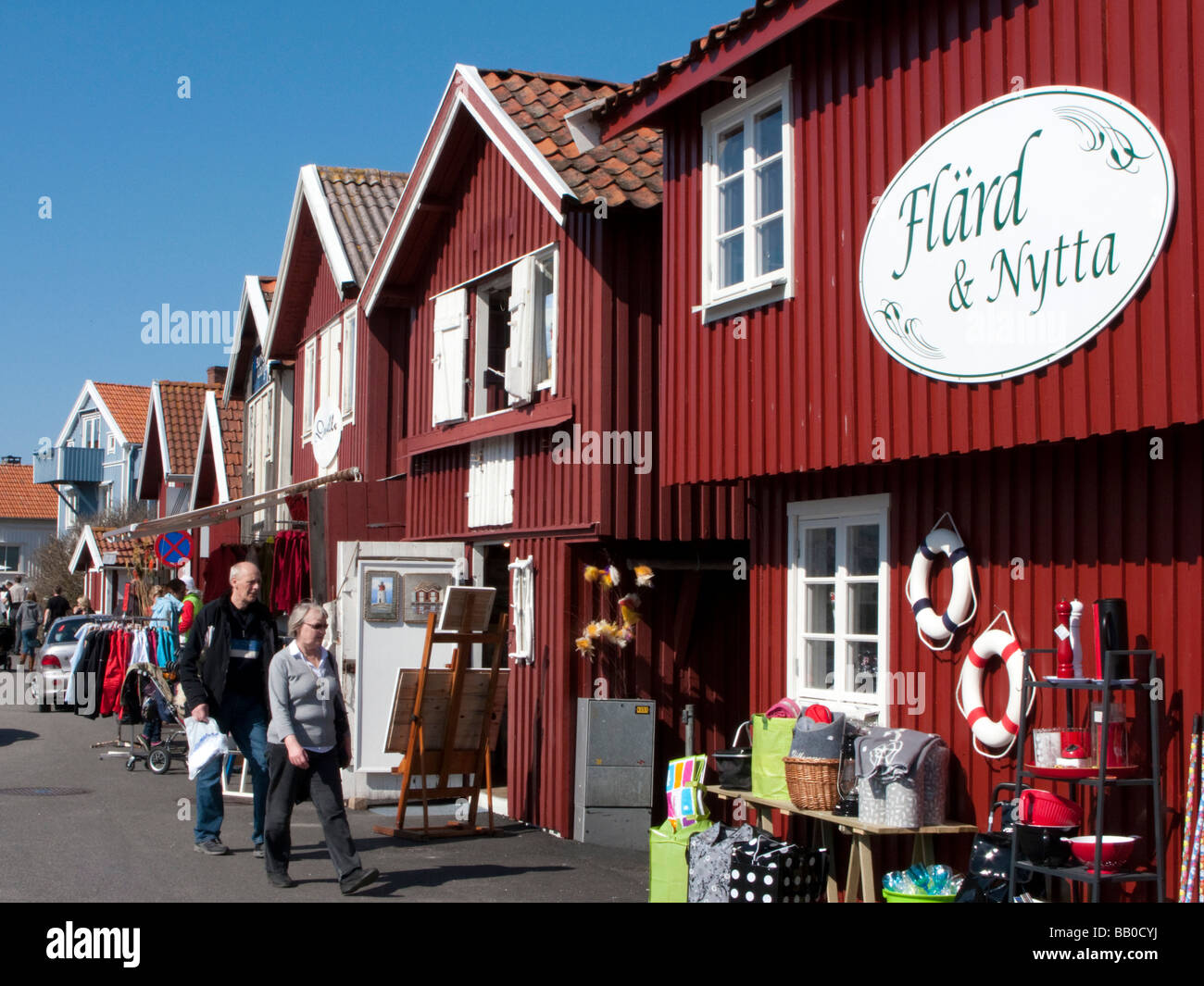 Touristenläden in traditionellen roten Holzhäuser im Dorf von Smogen auf Swedens Bohuslan Küste Stockfoto