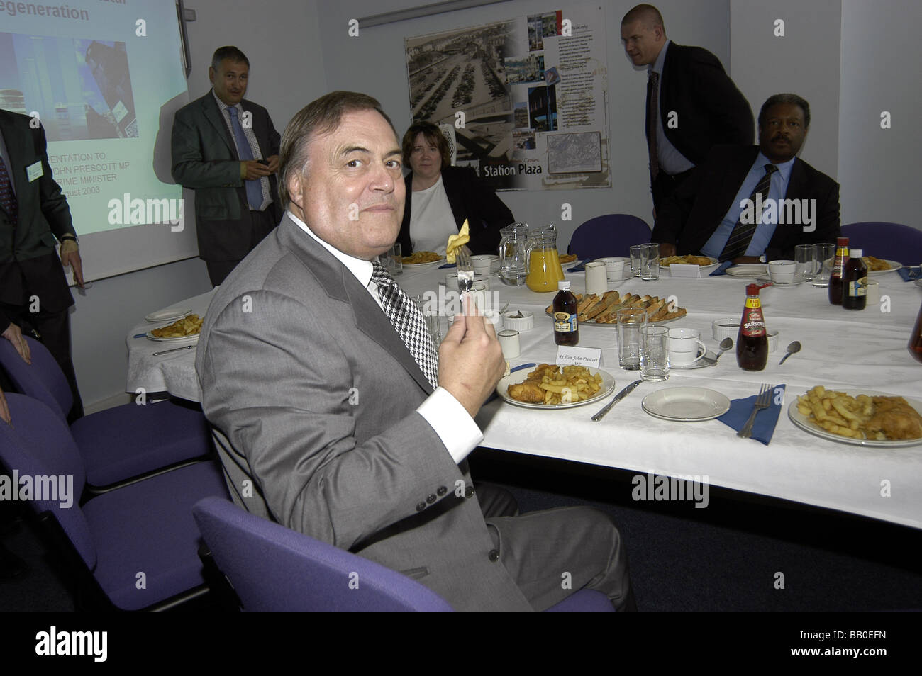 John Prescott isst Fisch & chips Stockfoto