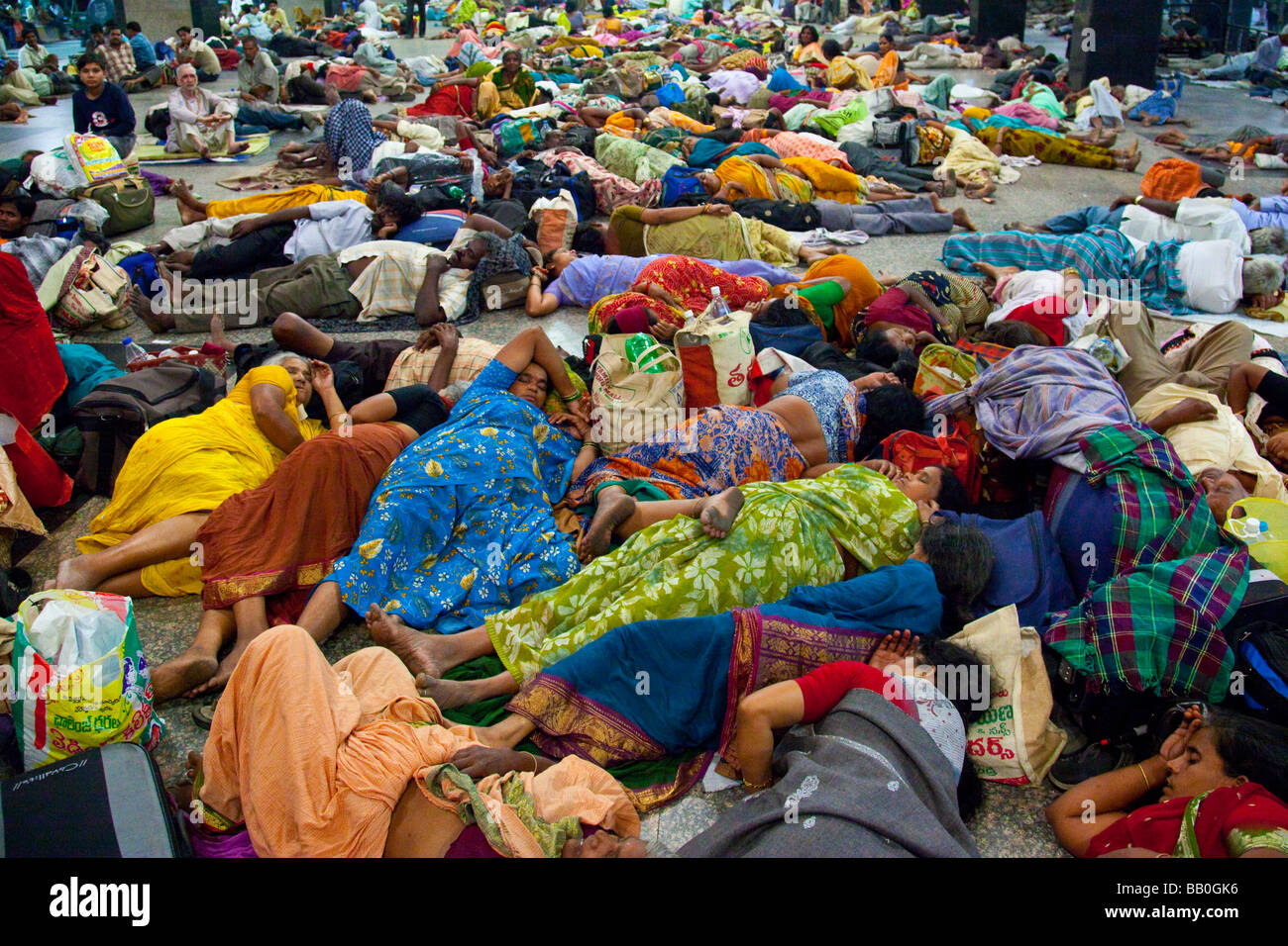 Menschen schlafen während des Wartens auf ihre Züge in New Delhi Railway Station in Delhi Indien Stockfoto