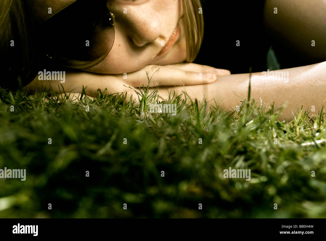 Mädchen im Gras Stockfoto
