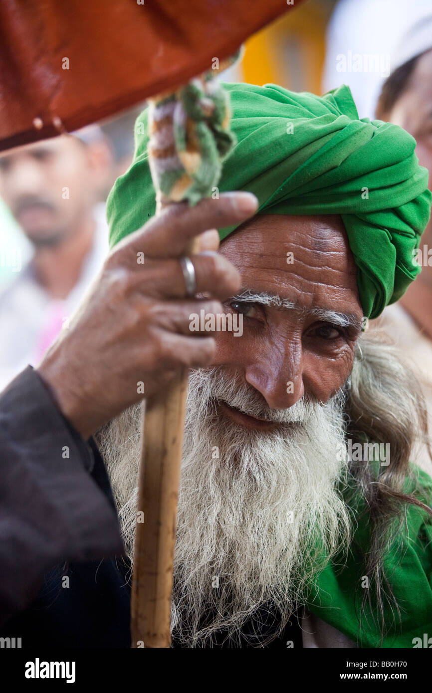 Alten muslimischen Mann Fanning Anbeter Nizamuddin Schrein in Delhi Indien Stockfoto