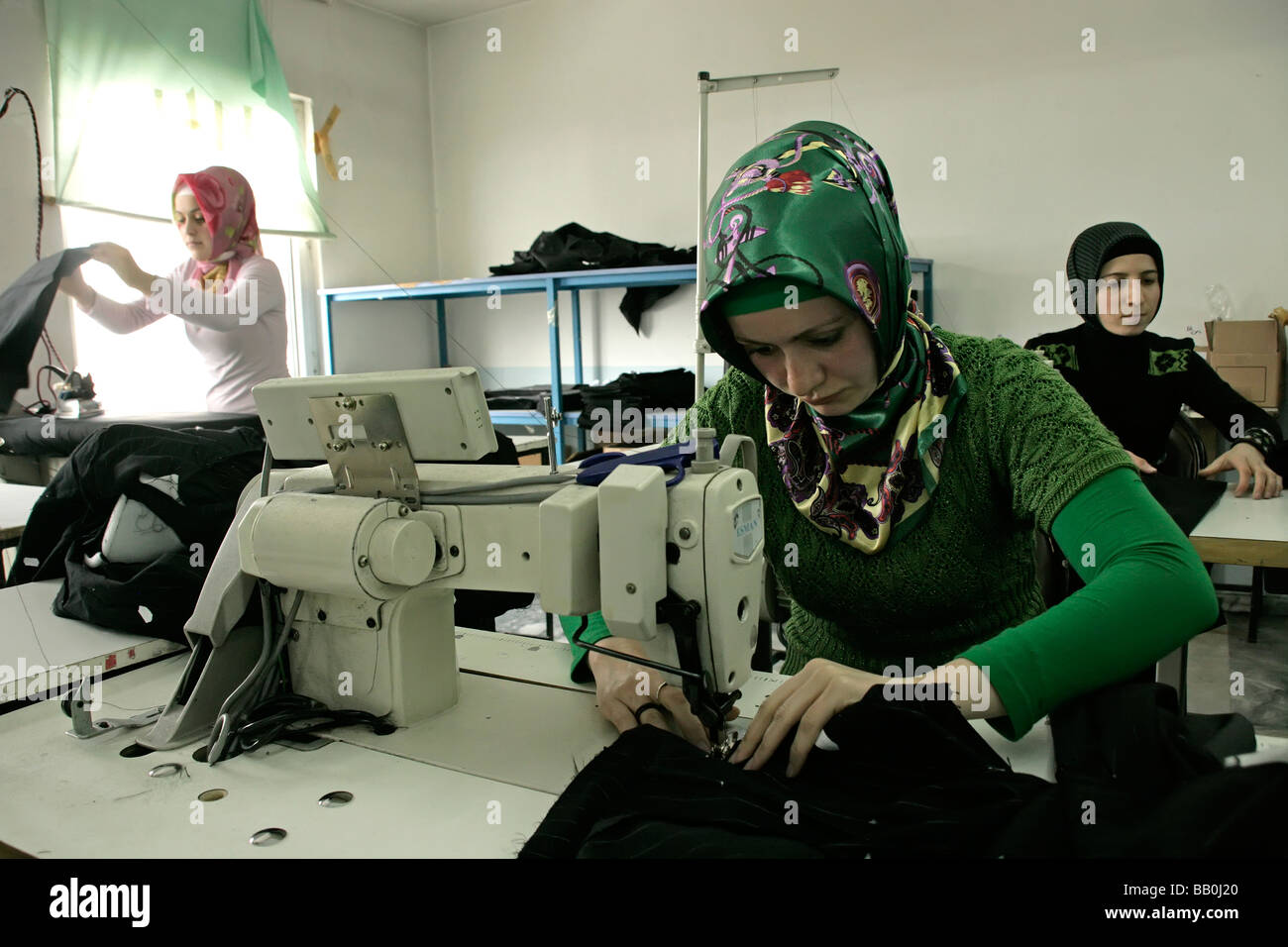 Textilien-Arbeitnehmer bei einem Sweatshop in Pendik, Istanbul, Türkei Stockfoto