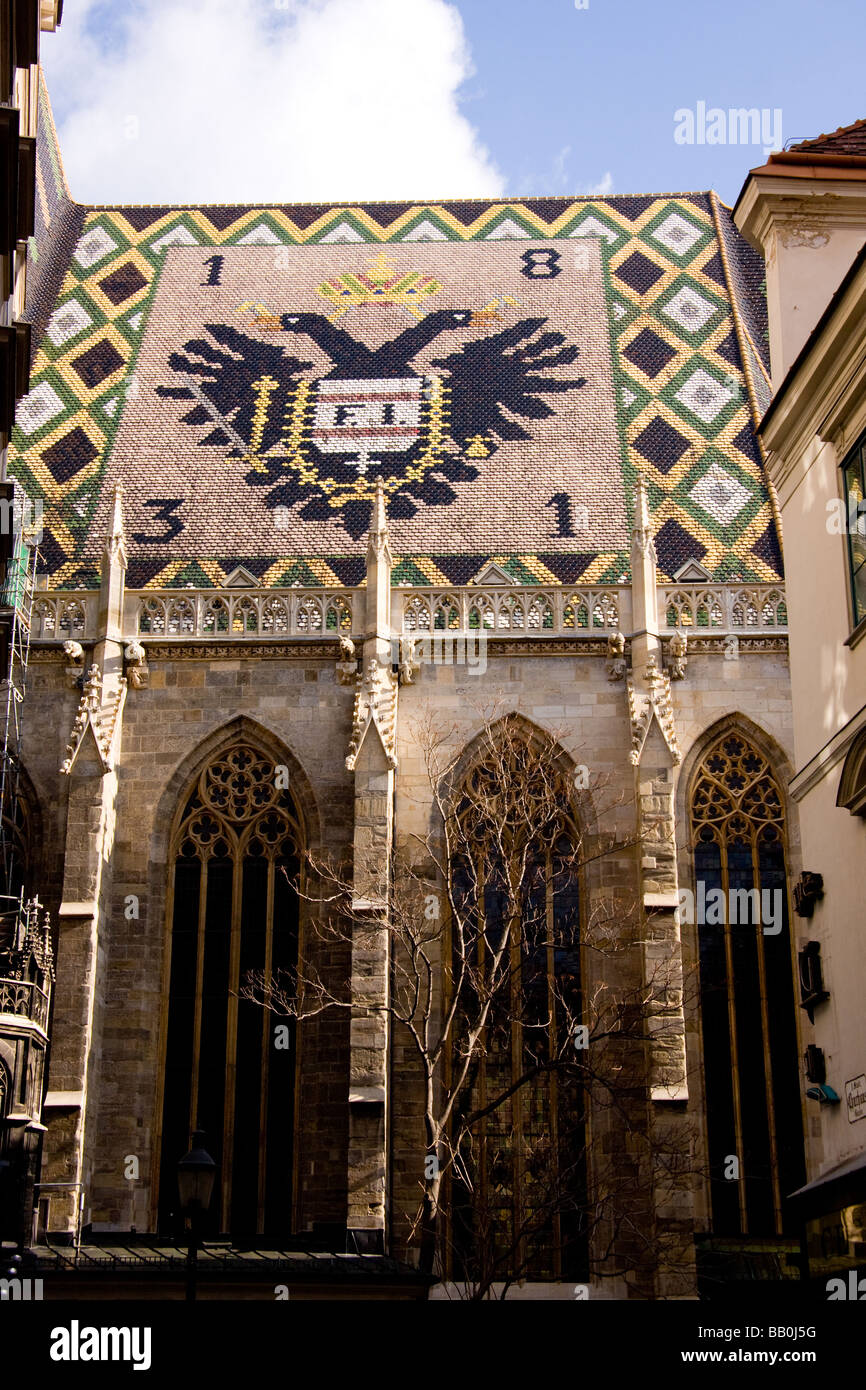 Österreichische Doppeladler auf Ziegeldach der Stefansdom in Wien, Österreich Stockfoto