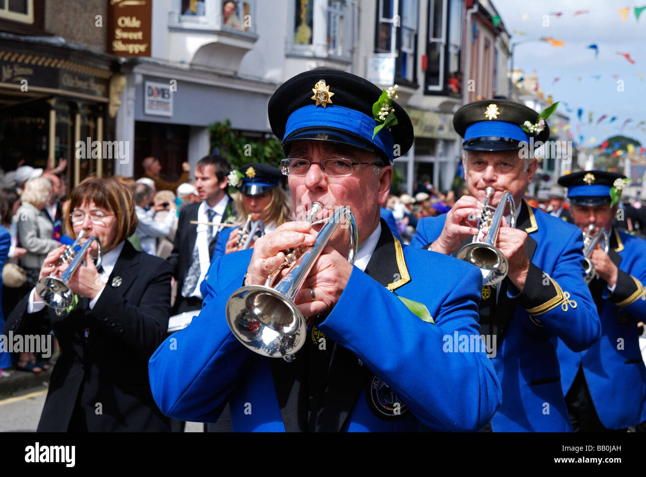 die Helston Stadt Band spielen und marschieren in den Straßen von Helston, Cornwall, uk am Flora-Tag Stockfoto