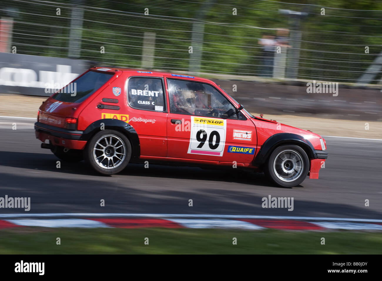 Roten Peugeot auf dem richtigen Weg Stockfoto