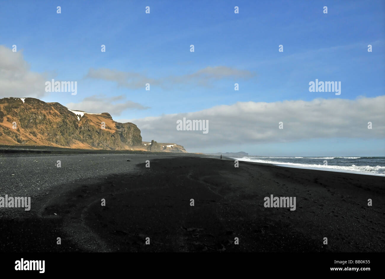 Schwarzem Basalt Strand Sand und ehemaligen Meeresklippen, Blick nach Osten entlang der Küste bei Vik, Southern Island Stockfoto
