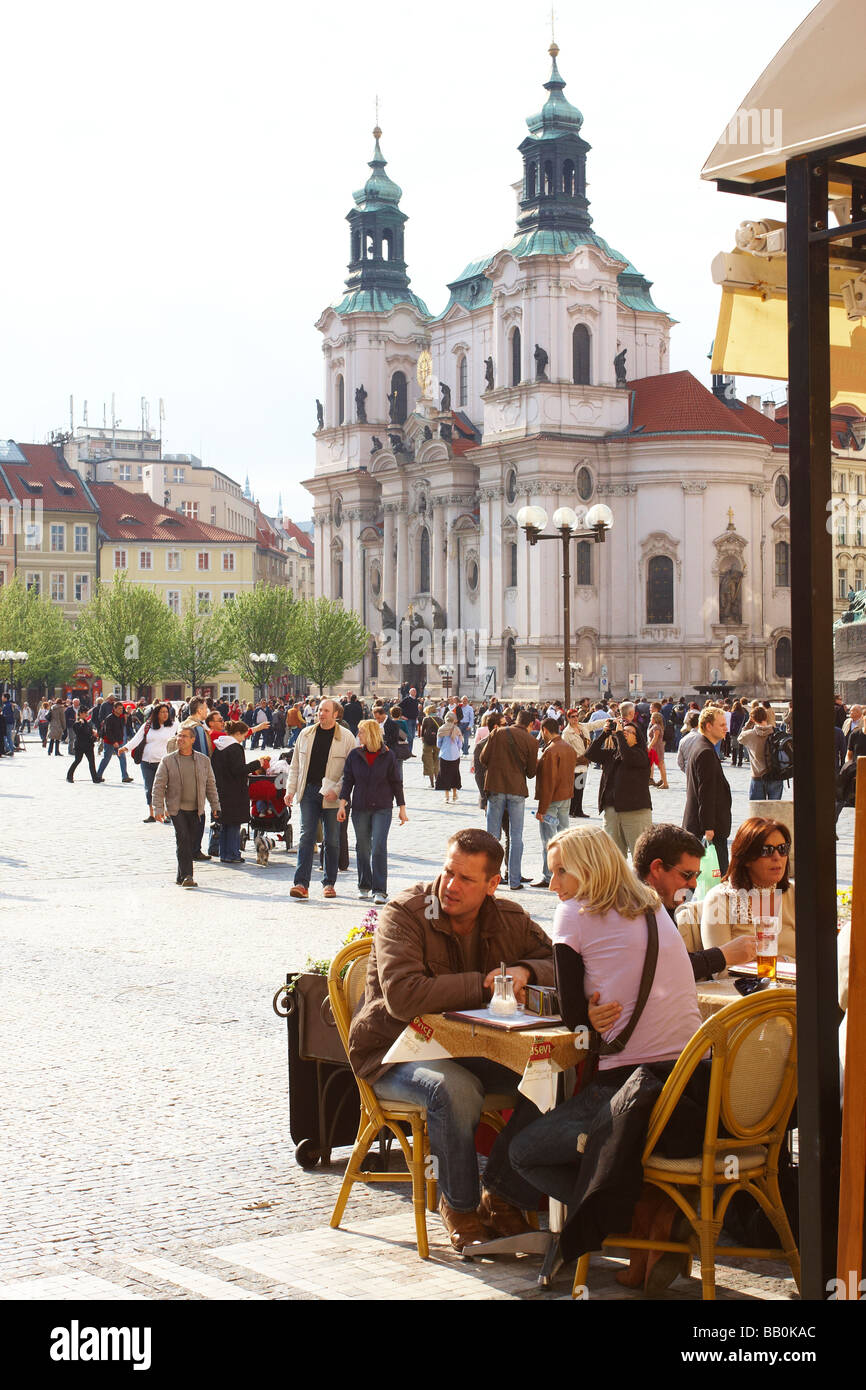 Couple Seite ein Cafe am Stadtplatz in Prag Stockfoto