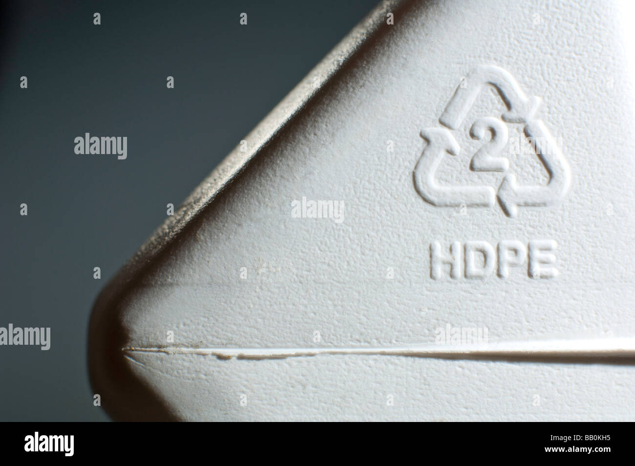 Recycling-Symbol auf High-Density-Polyethylen (HDPE) container Stockfoto