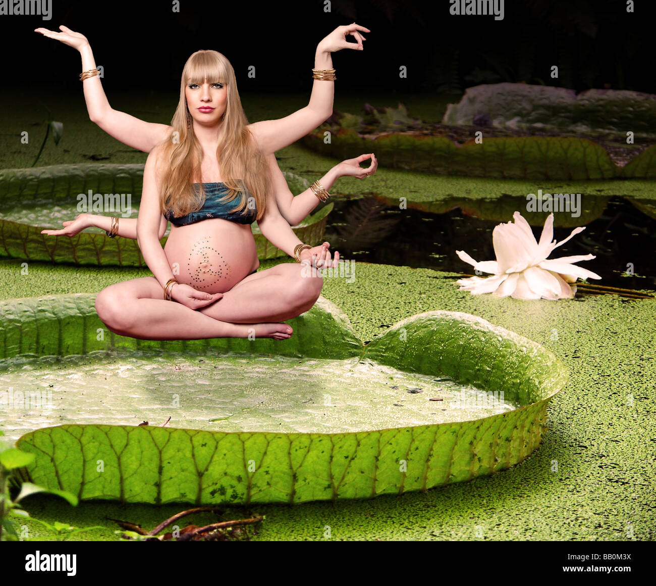 Schwangere Frau schweben in der Luft über riesige Wasser-Lilly-Blatt im Sumpf Stockfoto