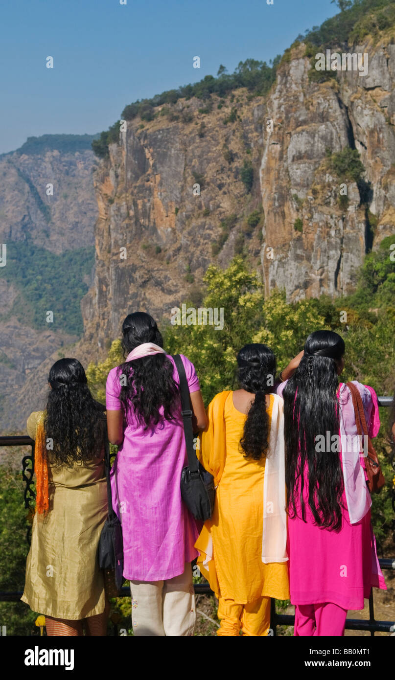 Indische Touristen am Pfeiler Rock Kodaikanal Tamil Nadu, Indien Stockfoto