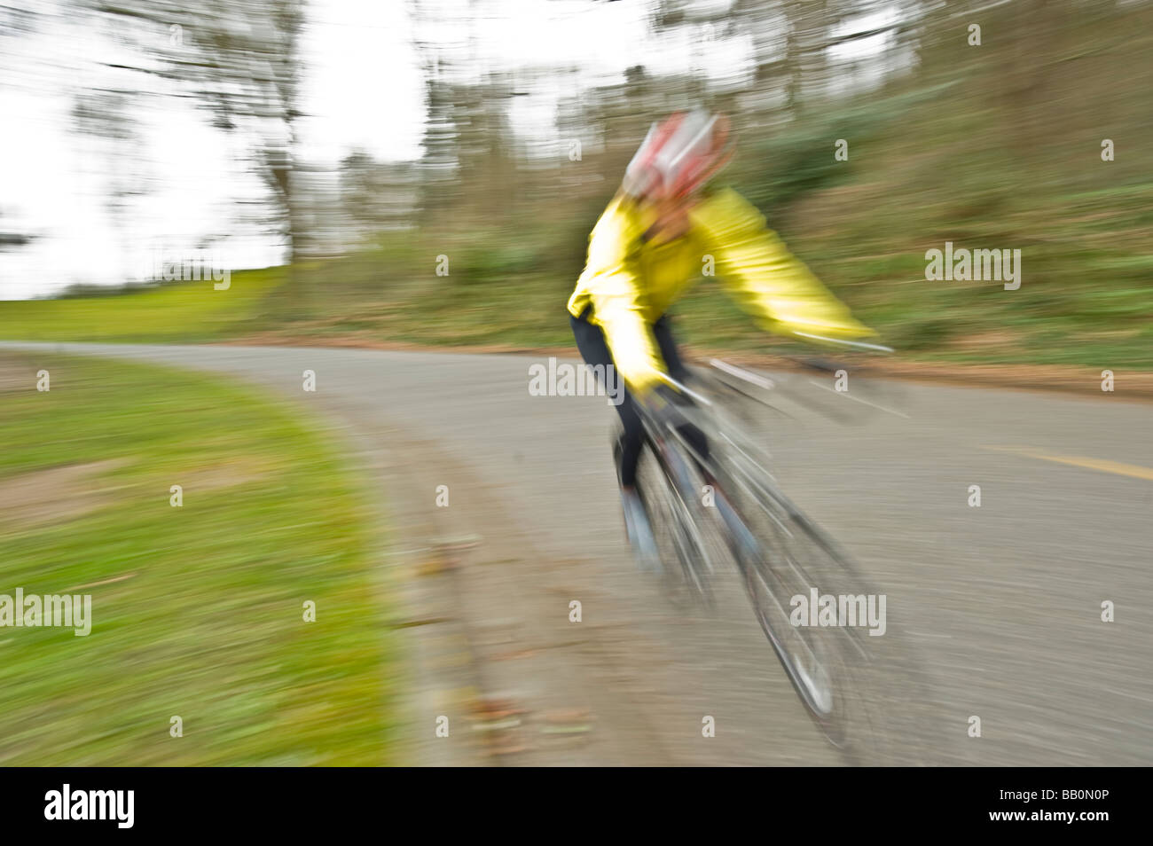 Ein Radfahrer rundet eine Ecke mit dem Rennrad mit hoher Geschwindigkeit Stockfoto