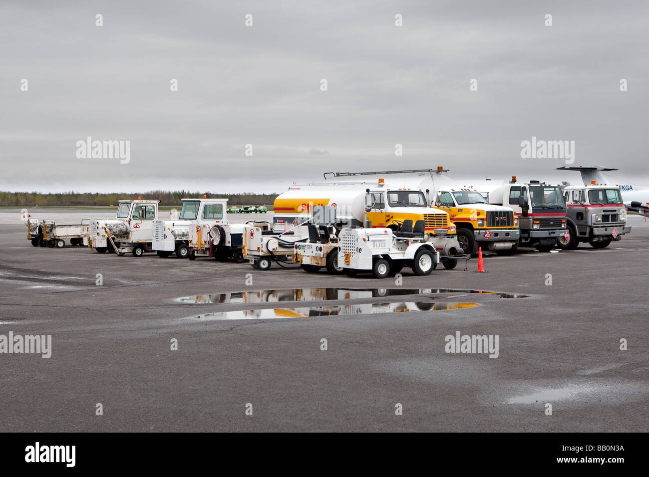 Verschiedenen Flughafenfahrzeuge liegen auf dem Aerocentre Petro T Asphalt am Jean Lessage International Airport in Québec (Stadt) Stockfoto