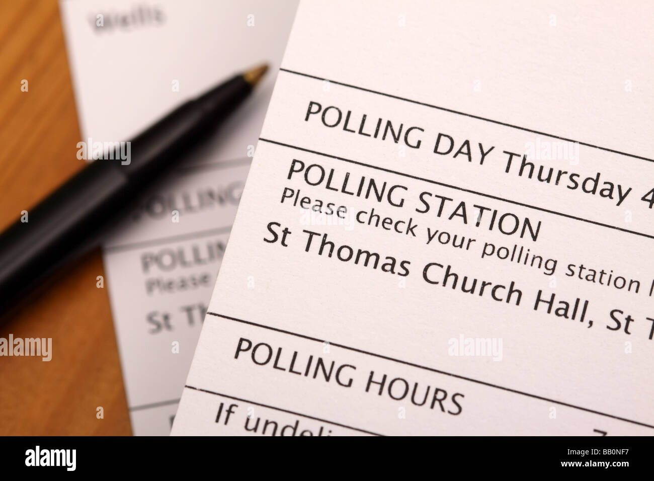 Großbritannien Karte Votıng pollıng Tag electıon pollıng statıon ınformatıon detaıls und Stift Stockfoto