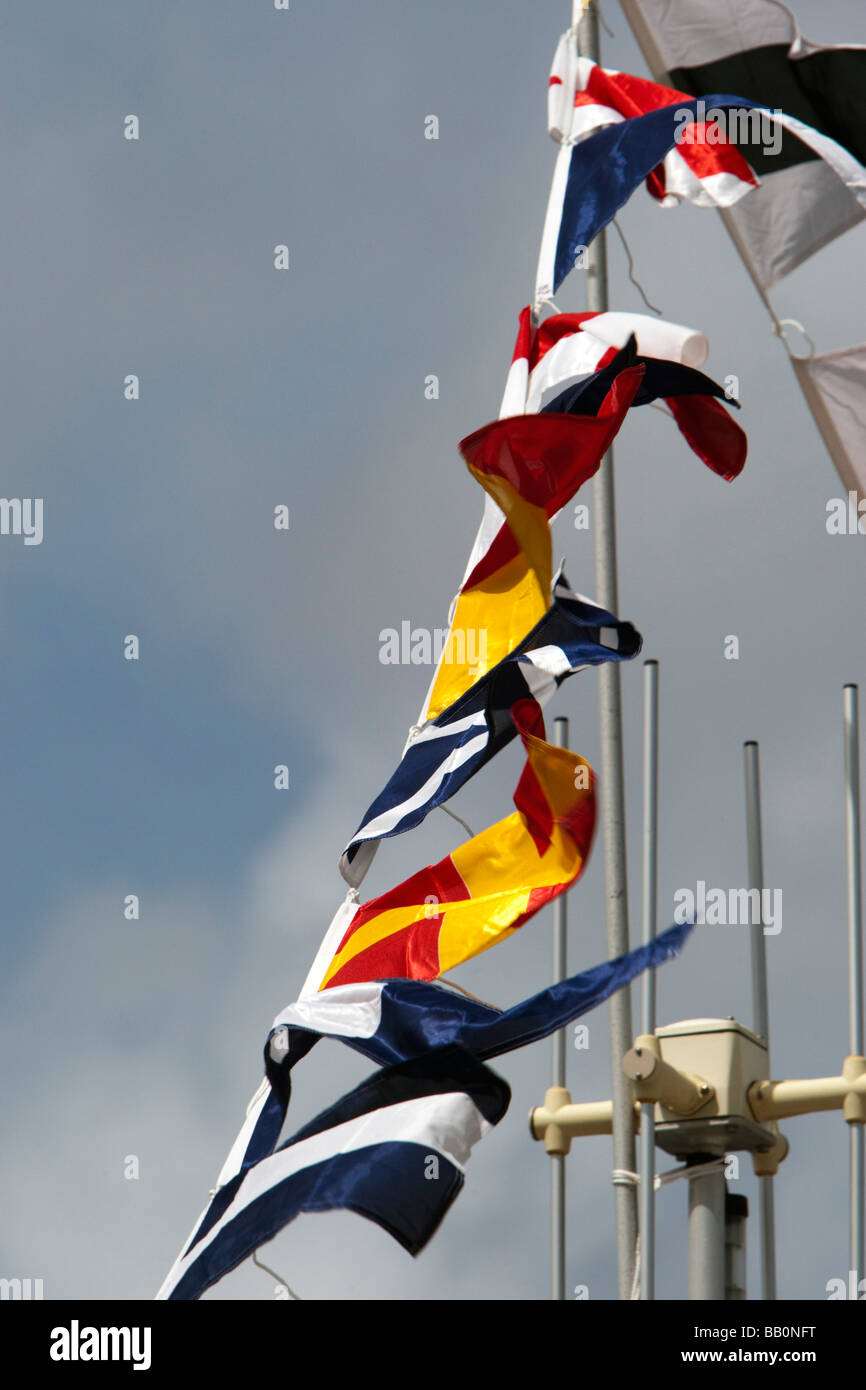 Rettungsboot Wimpel fliegen, während der Segen des Meeres Zeremonie Gustavia Hafens Saint Barthelemy Day Stockfoto