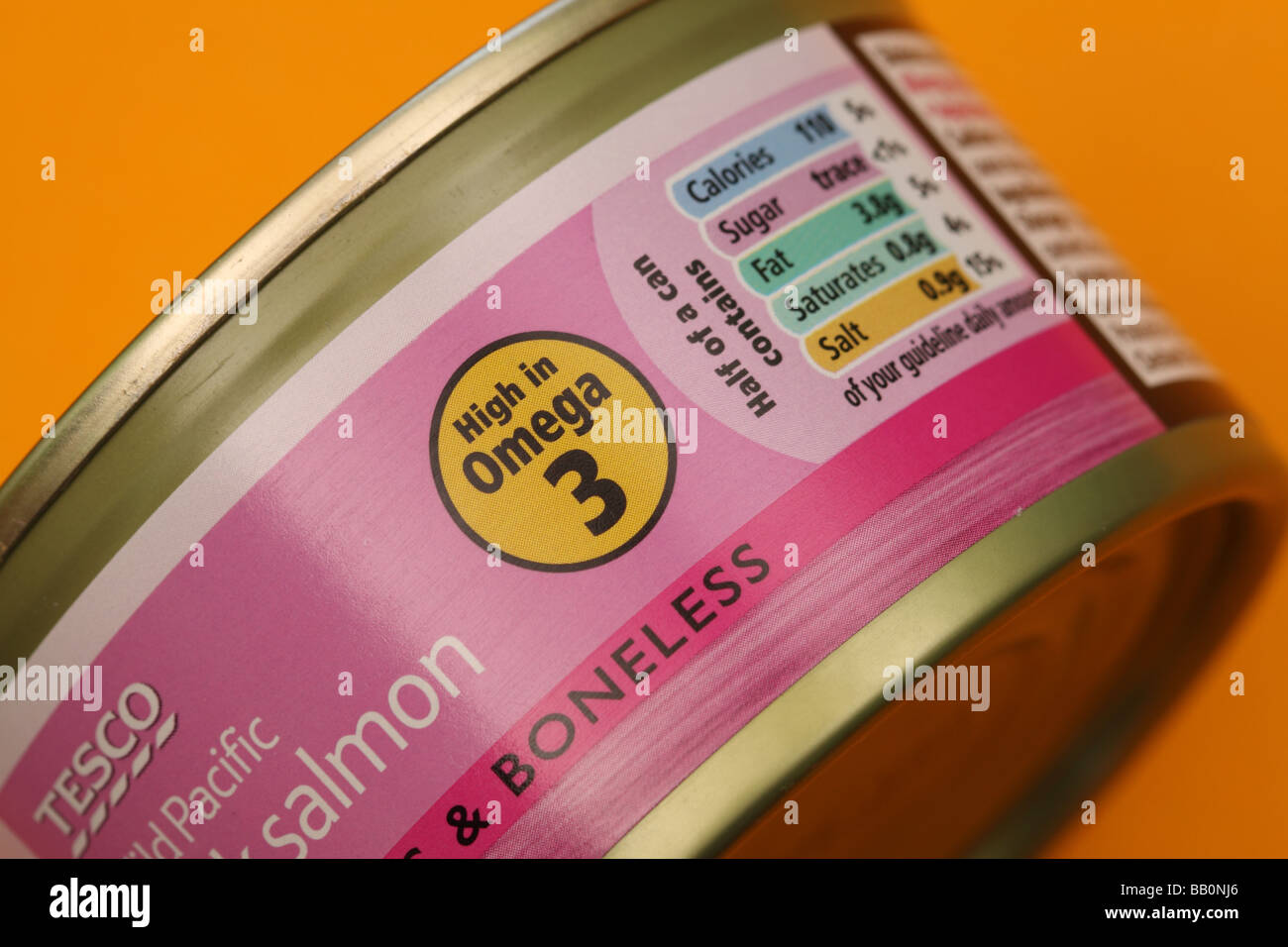 Dose mit Lachs, die reich an Omega-3-Ernährung für die Lebensmittelkennzeichnung Stockfoto