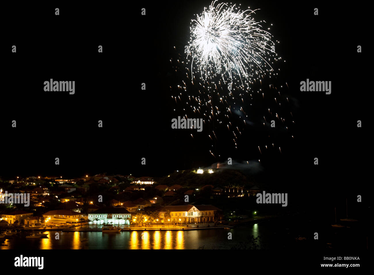 Feuerwerk vom Fort Oscar Gustavia Saint Barthelemy Day ins Leben gerufen Stockfoto