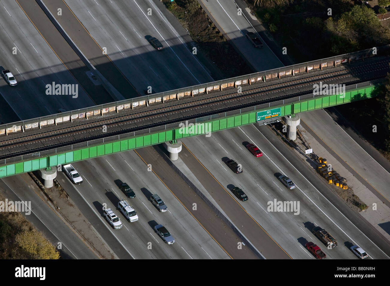Luftaufnahme über Eisenbahn Überführung Interstate Highway 280 San Jose CA 87 Guadalupe Parkway California Stockfoto