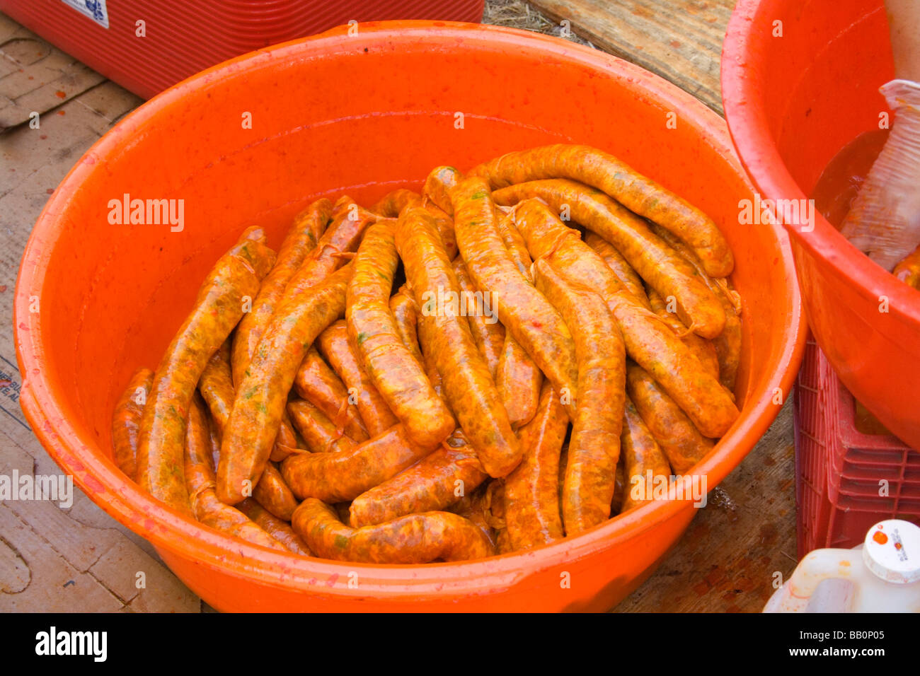 Würstchen bereit sind, in eine orange Schüssel gekocht zu werden. Hmong ethnische Küche. Hmong Sports Festival McMurray Feld St Paul Minnesota MN USA Stockfoto