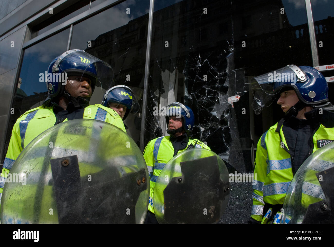 G20-Demonstration, London, City of London, RBS Bank brechen, Polizei Schutz Bank brechen Website Stockfoto