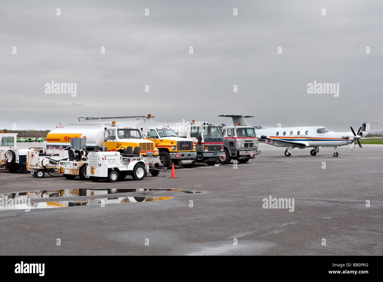 Verschiedenen Flughafenfahrzeuge liegen auf dem Aerocentre Petro T Asphalt am Jean Lessage International Airport in Québec (Stadt) Stockfoto