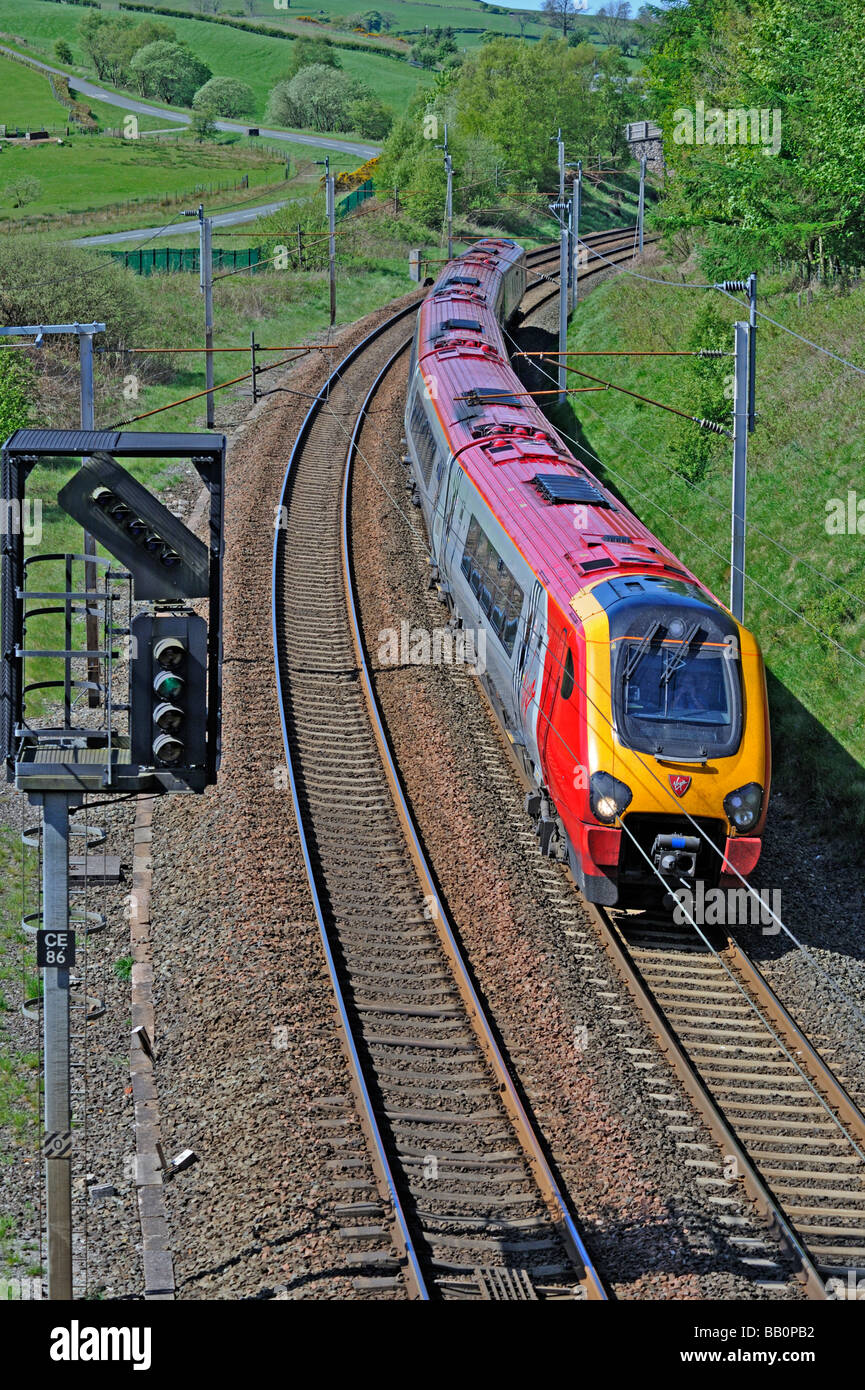 British Rail Class 221 SuperVoyager Diesel elektrische Triebzug mit Geschwindigkeit. West Coast Main Line, Lambrigg, Cumbria, England. Stockfoto