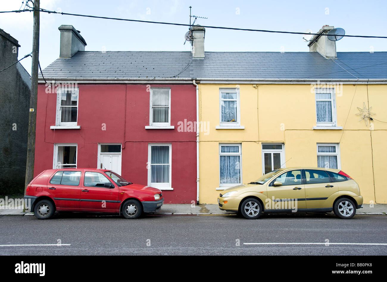 Diese Nachbarn ihre Lieblingsfarbe können ein wenig zu viel Irland-Fans Stockfoto