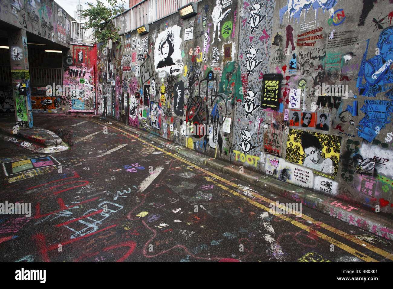Graffiti bedeckt Wände in eine Unterführung in London Stockfoto